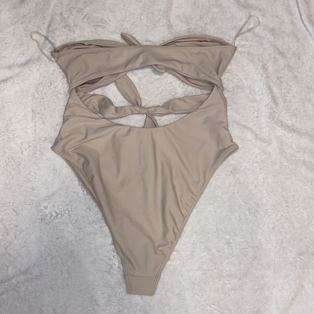 Cut out one piece forever 21 - Picture 2 of 4